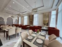 een restaurant met tafels en stoelen in een kamer bij Khorazm Hotel in New Uzbekistan Park in Teshabayguzar