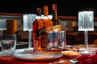 un tavolo con bottiglie di alcol e bicchieri di Green Park Mardin Hotel 