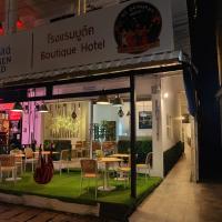 um restaurante com mesas e cadeiras na frente em Mt Olympus Retreat Hotel em Mae Nam