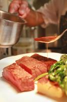 um prato de carne com molho por cima em Hotel Palazzo Grillo em Génova