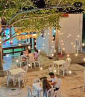 un groupe de personnes assises à des tables dans un restaurant dans l'établissement Conexión naturaleza, à San Luis