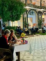 Khách lưu trú tại LA Hotel Luxor