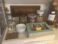 un tiroir contenant des aliments dans un réfrigérateur dans l'établissement Greg House 49 - Chambres d'Hôtes, à Beaupréau