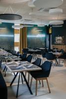 un ristorante con tavoli e sedie in una stanza di Heritage Hotel Knopp a Novska