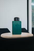 una scatola verde seduta sopra un tavolo di Heritage Hotel Knopp a Novska