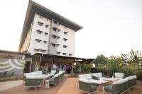 un hotel con sedie e tavoli di fronte a un edificio di Novotel Darwin Airport a Darwin