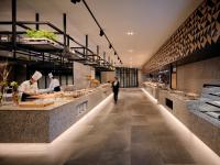 Una cocina de restaurante con chefs preparando comida. en Sono Felice Delpino, en Sokcho