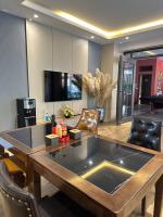 Una sala de estar con una mesa de comedor y un televisor. en Viet Hoa Hotel & Residence Cat Ba - Rooftop Pool, en Cat Ba