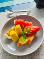 een bord groenten en fruit op een tafel bij Brizo Paradiso in Matara