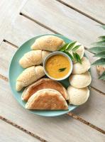 un plato de comida con un tazón de sopa y pan en Elements Beach & Nature Resort, en Kalpitiya