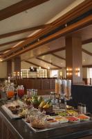 um buffet com muitos tipos diferentes de comida em Radisson Resort Mount Abu em Monte Abu