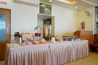 una mesa con comida en una habitación en Hotel Saubhagya, en Ahmedabad