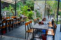 Un restaurante con mesas y sillas en un patio. en The Valley Lodge Trang An, en Ninh Binh