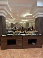 RS Hôtel Karam Resort في ورززات: خط بوفيه مع العديد من أطباق الطعام عليه