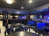 El lounge o bar de Ramada Plaza by Wyndham Portland