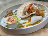 ein Teller mit Meeresfrüchten auf dem Tisch in der Unterkunft Borgo di Riaci Beach Resort in Santa Domenica