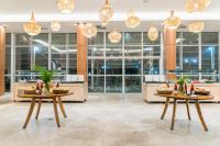 Un vestíbulo con dos mesas con cestas de comida. en Pratagy Acqua Park Beach All Inclusive Resort, en Maceió