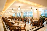 Un restaurante u otro lugar para comer en Orbit Hotel Nha Trang
