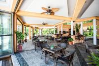 En restaurant eller et andet spisested på Urai Villa by Utalay Koh Chang