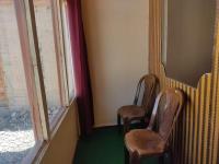 twee stoelen in een kamer met een raam bij Pangong view point cottage in Spangmik