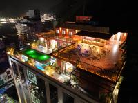 een luchtfoto van een gebouw 's nachts bij Jennie's Apartment in Cat Ba