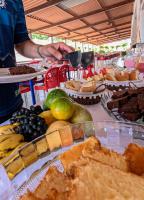 Vila do Walbinho في باريرينهاس: طاولة مليئة بالكثير من الأنواع المختلفة من الطعام