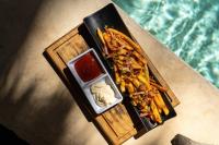 een schaal met eten, inclusief frietjes en dipsaus bij Xkeban Tulum Adults Only in Tulum