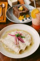 twee borden eten op een tafel met een bord eten bij Xkeban Tulum Adults Only in Tulum