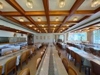 Großes Zimmer mit langen Tischen und Stühlen in der Unterkunft ホテルイブプラザ in Otari