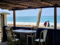 uma mesa e cadeiras com vista para a praia em Tidal Blend Resort em Turavūr