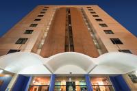 un edificio alto con columnas azules delante en Arrey Executive Hotel, en Teresina