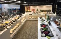 un buffet avec des assiettes de nourriture exposées dans l'établissement Sungsan Marina Hotel, à Seogwipo