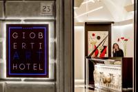 ジョベルティ アート ホテルに飾ってある許可証、賞状、看板またはその他の書類