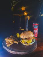 una hamburguesa y papas fritas y una lata de Coca-Cola en Casa A'more, en Cuatunalco