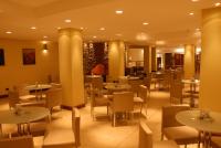 un ristorante con tavoli e sedie in una stanza di Hotel Dorá a Mar del Plata