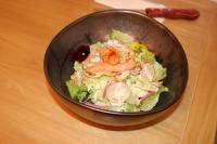 Una ensalada en un recipiente de metal sobre una mesa. en Freyja Hostal Boutique - Café Bistró, en Bogotá