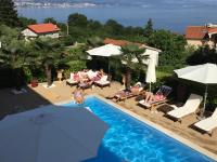 Bazén v ubytovaní Apartments Villa Chiara Opatija alebo v jeho blízkosti