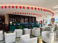 un ristorante con sedie bianche e un bar di INFINITY OCEAN PALACE PANORAMA Nha Trang Center a Nha Trang