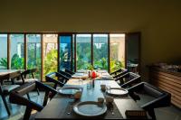 Avadale Dandeli - Heritage River Resort - Stag Groups Not Allowed في Dandeli: غرفة طعام مع طاولة طويلة وكراسي