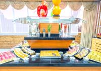 um bufê com muitos tipos diferentes de comida em uma mesa em Maya World Didyma Hotel - Ultra All Inclusive em Didim