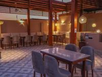 Un comedor con mesas y sillas en una habitación. en Boutique hotel Neferu Stay, en Luxor