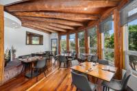 een eetkamer met tafels en stoelen en ramen bij Chipeta Lodge in Ridgway