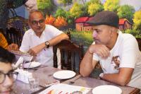 Eine Gruppe von Männern, die an einem Tisch sitzen. in der Unterkunft Hotel BLUE DIAMOND in Begusarai