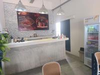 um bar em um restaurante com cadeiras e uma placa em Mt Olympus Retreat Hotel em Mae Nam