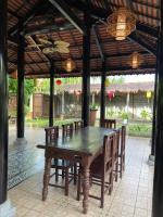 una mesa de madera y sillas bajo un pabellón en Zen B Hoian Villa, en Thanh Ðông (1)
