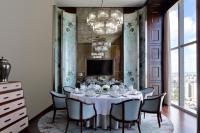 The Langham Haikou في هايكو: غرفة طعام مع طاولة وكراسي وتلفزيون