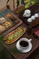 大同市にあるYifan Shangyuanの食べ物の皿とコーヒーカップが置かれたテーブル