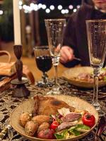 Una mesa con un plato de comida y copas de vino. en Lov'nid 'spa & sauna', en Domme