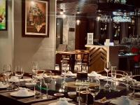 una mesa en un restaurante con copas de vino. en Paradise Elite Cat Ba - Managed by H&E Hospitality, en Cat Ba