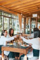 een groep mensen die rond een tafel met wijnglazen zitten bij RICASOLI, Brolio Agriroom in Gaiole in Chianti